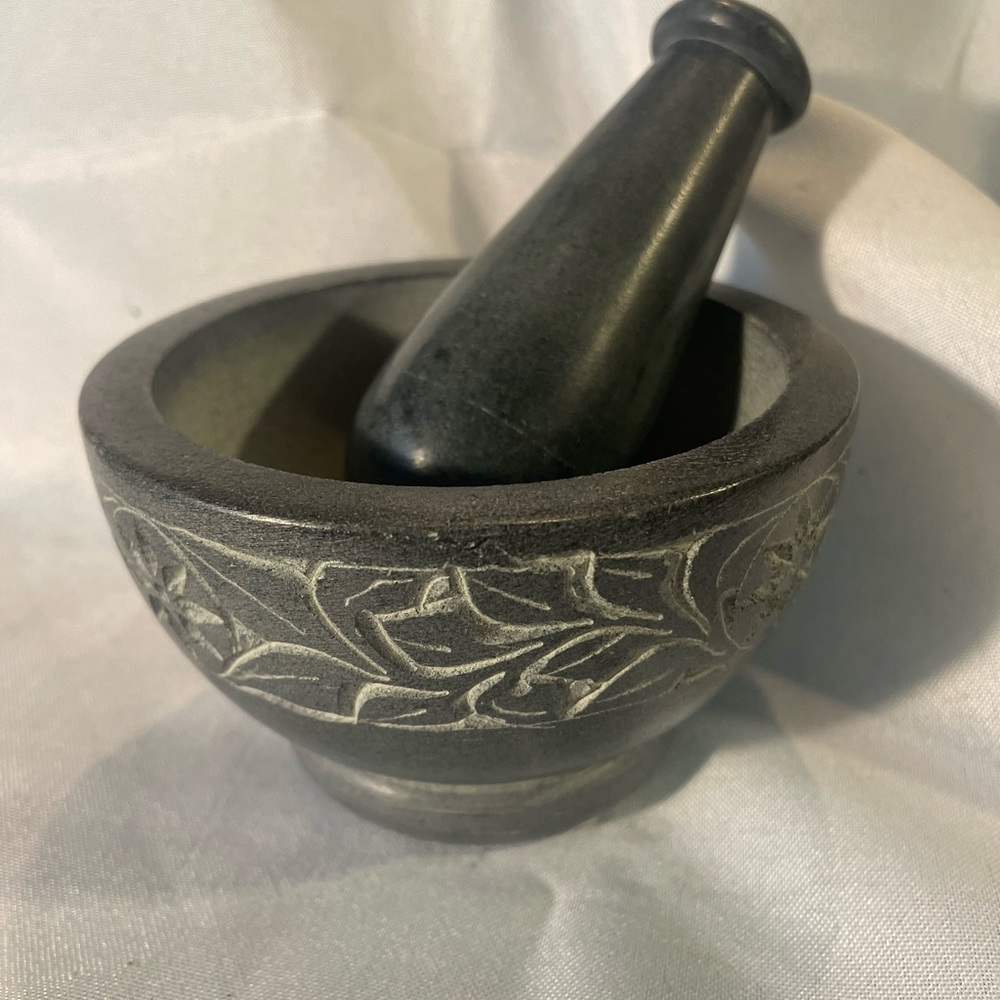 Elegant Black Mortar and Pestle Set